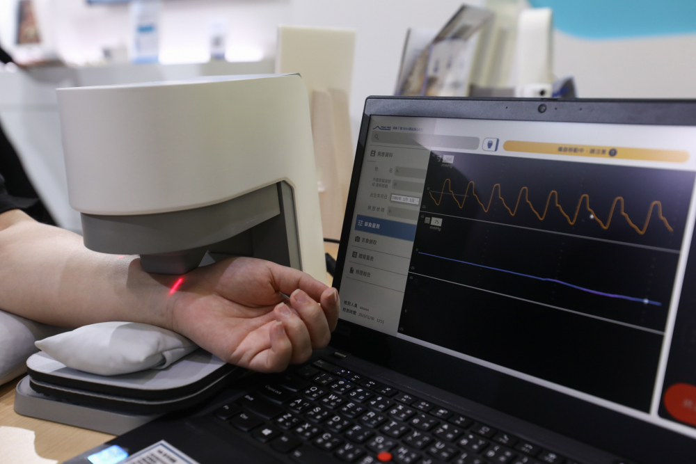 龙8耘康脈象檢測系統透過電腦精準控制升降系統，還原中醫師三指把脈過程的舉、按、尋手法，將脈象感受轉化成數據，未來可結合大數據分析，實現智慧醫療及準確性
