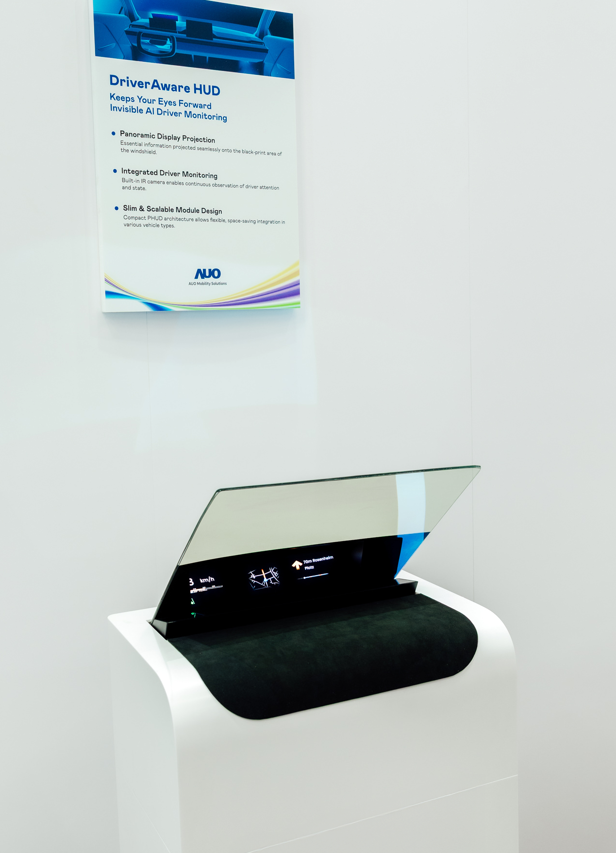 DriverAware HUD结合抬头显示器与隐藏式红外线摄影机，将车速、导航及警示讯息投影于挡风玻璃上，完美对齐驾驶目不离路的视线，同时，透过AI 监控驾驶注意力以提升安全性。